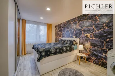 Dnevni boravak; drveni pod, prirodna svjetlost, moderan stil