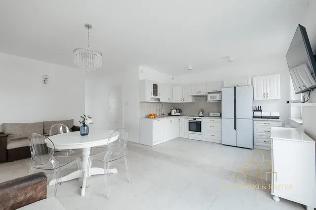 Dnevni boravak; drveni pod, prirodna svjetlost, moderan stil