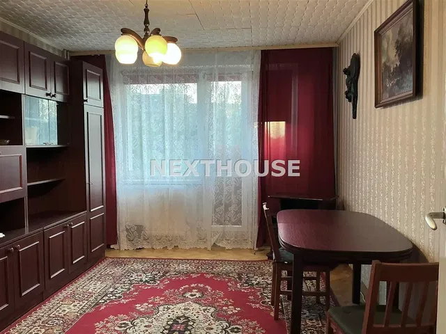 Kuhinja; kućanski aparati, drveni pod, prirodna svjetlost, moderan stil