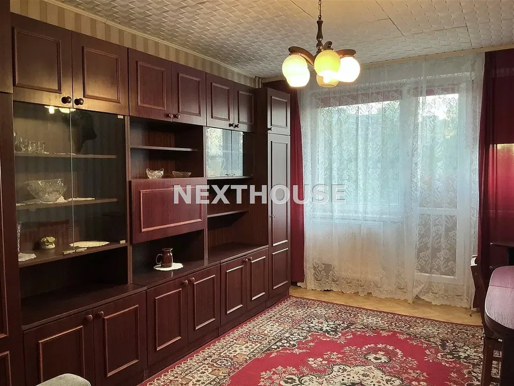 Kuhinja; kućanski aparati, drveni pod, prirodna svjetlost, moderan stil