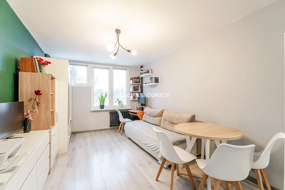 Kuhinja; kućanski aparati, drveni pod, prirodna svjetlost, moderan stil