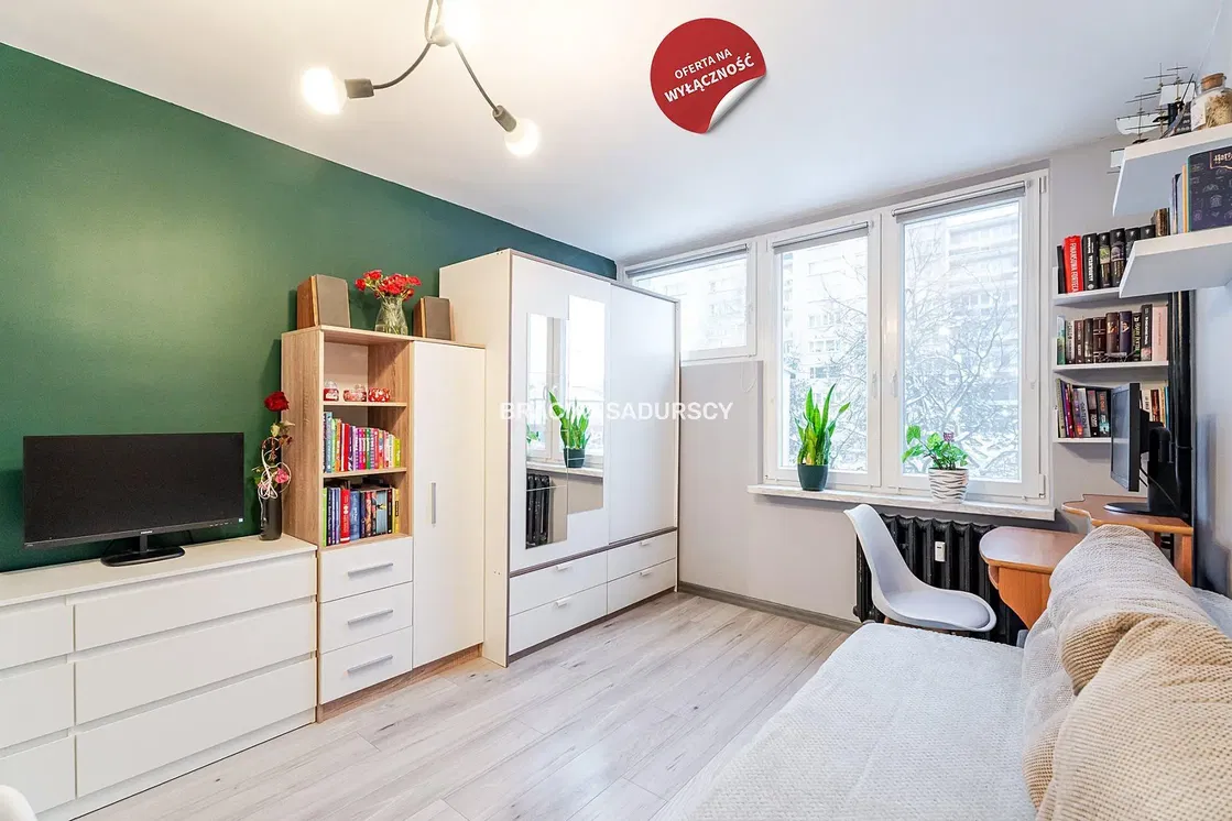 Kuhinja; kućanski aparati, drveni pod, prirodna svjetlost, moderan stil