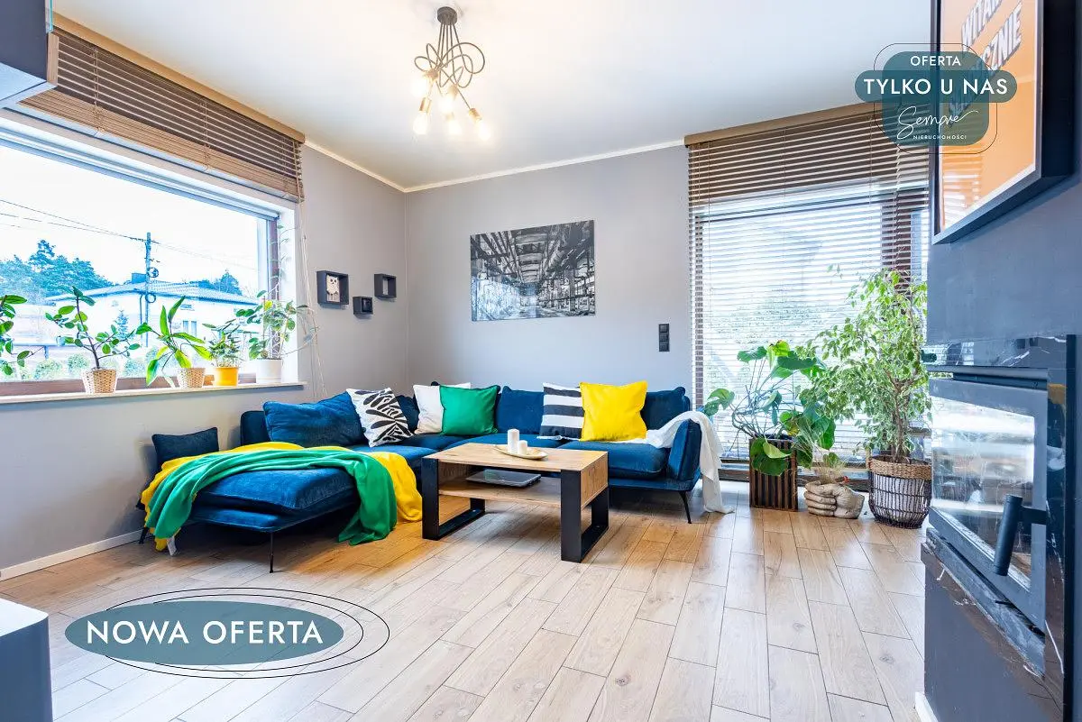 Oturma odası; ahşap zemin, doğal ışık, modern stil