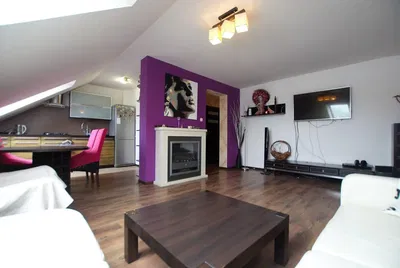 Σαλόνι; ξύλινο πάτωμα, φυσικό φως, μοντέρνο στυλ