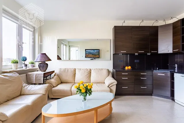 Κουζίνα; συσκευές κουζίνας, ξύλινο πάτωμα, φυσικό φως, μοντέρνο στυλ