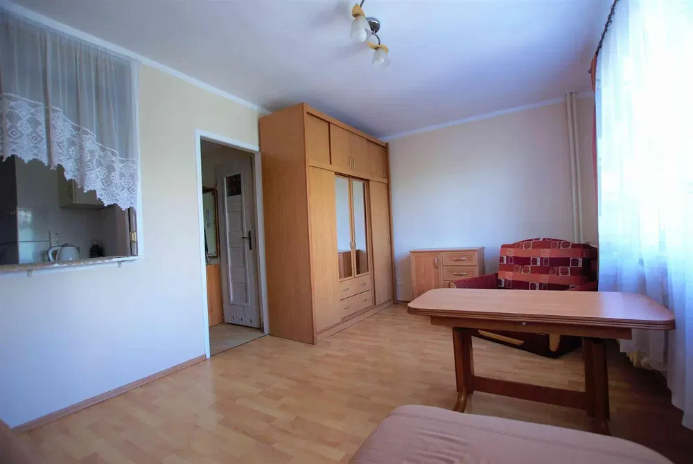 Küche; küchengeräte, holzboden, tageslicht, moderner stil