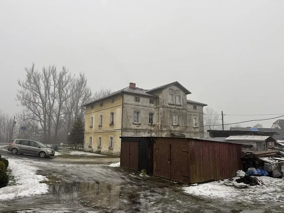 Salon; podłoga drewniana, światło dzienne, styl nowoczesny