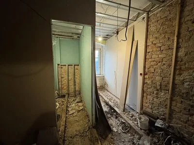 Kuchnia; sprzęt kuchenny, podłoga drewniana, światło dzienne, styl nowoczesny