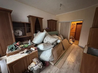 Kuchnia; sprzęt kuchenny, podłoga drewniana, światło dzienne, styl nowoczesny