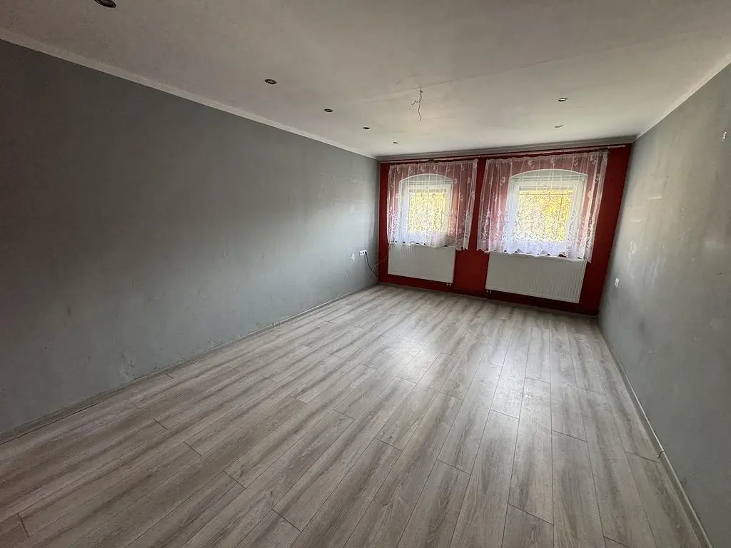 Kuhinja; kućanski aparati, pločice, prirodna svjetlost, moderan stil