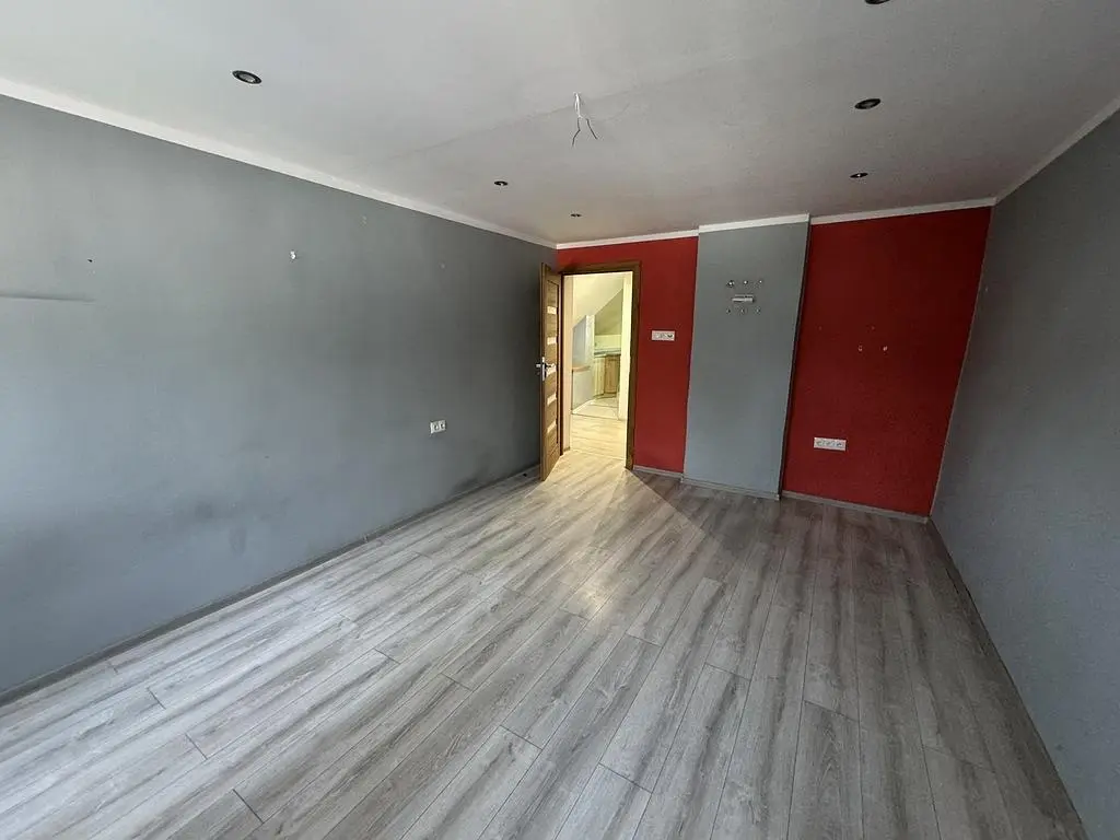 Kuhinja; kućanski aparati, drveni pod, prirodna svjetlost, moderan stil