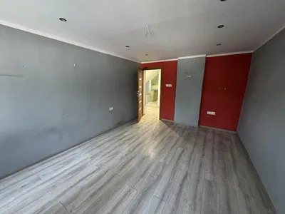 Kuhinja; kućanski aparati, drveni pod, prirodna svjetlost, moderan stil