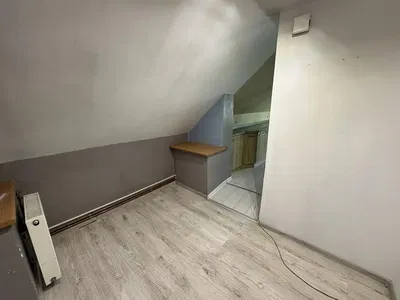 Kuhinja; kućanski aparati, drveni pod, prirodna svjetlost, moderan stil