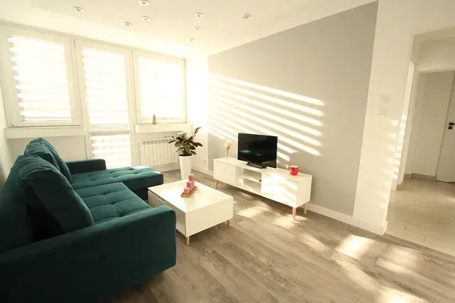 Κουζίνα; συσκευές κουζίνας, ξύλινο πάτωμα, φυσικό φως, μοντέρνο στυλ