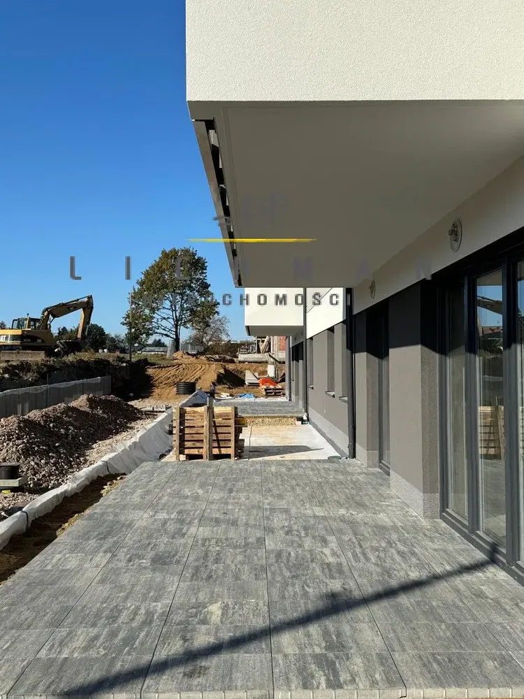 Mutfak; mutfak aletleri, ahşap zemin, doğal ışık, modern stil