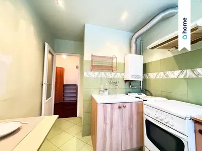 Кухиња; кухињски апарати, дрвени под, природно светло, модерни стил