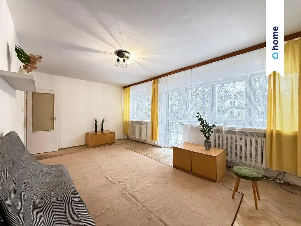 Кухиња; кухињски апарати, дрвени под, природно светло, модерни стил