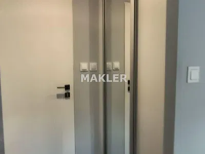 Кухиња; кухињски апарати, дрвени под, природно светло, модерни стил