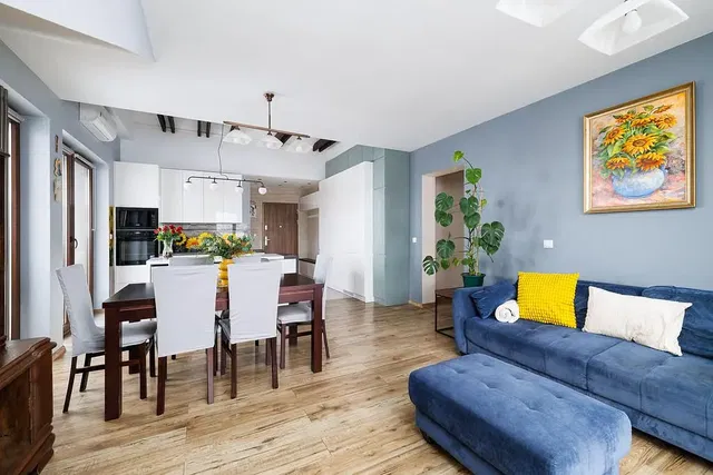 Küche; küchengeräte, holzboden, tageslicht, moderner stil