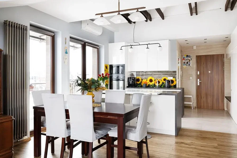 Küche; küchengeräte, holzboden, tageslicht, moderner stil