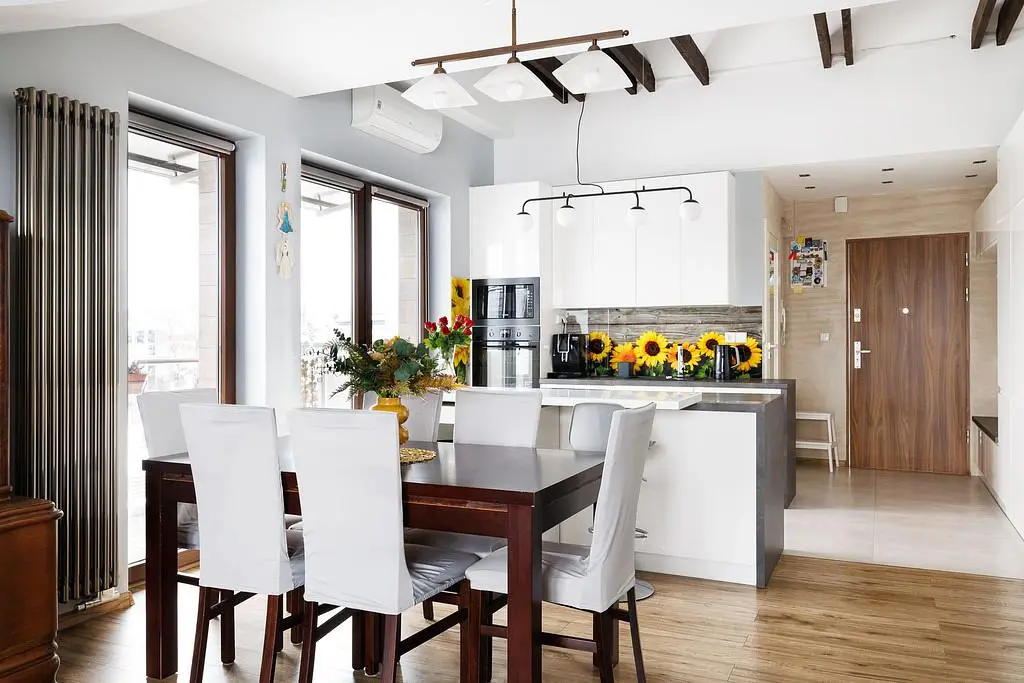 Küche; küchengeräte, holzboden, tageslicht, moderner stil