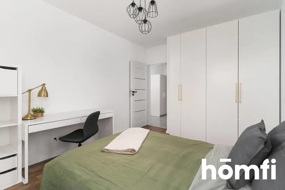 Кухиња; кухињски апарати, дрвени под, природно светло, модерни стил