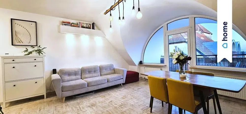 Mutfak; mutfak aletleri, ahşap zemin, doğal ışık, modern stil