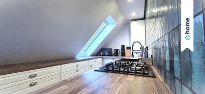 Cocina; electrodomésticos, suelo de madera, luz natural, estilo moderno