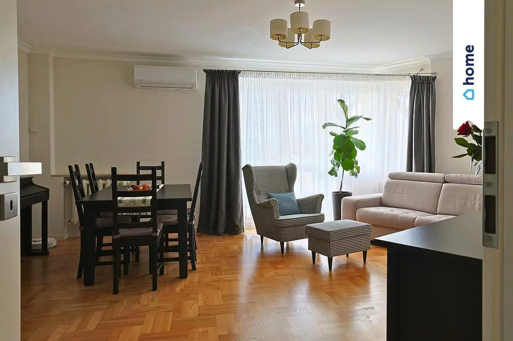 Kuchyně; kuchyňské spotřebiče, dřevěná podlaha, přirozené světlo, moderní styl