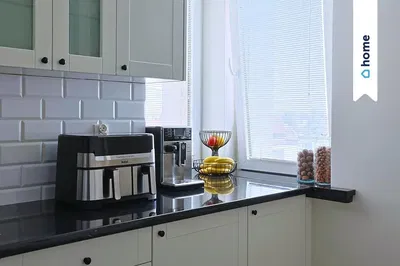 Kuchyně; kuchyňské spotřebiče, dřevěná podlaha, přirozené světlo, moderní styl