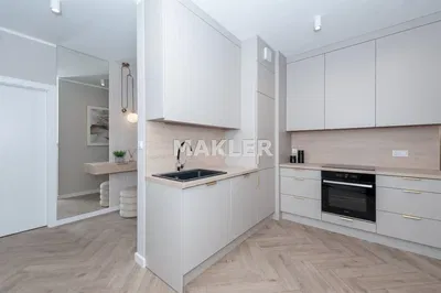 Mutfak; mutfak aletleri, ahşap zemin, doğal ışık, modern stil