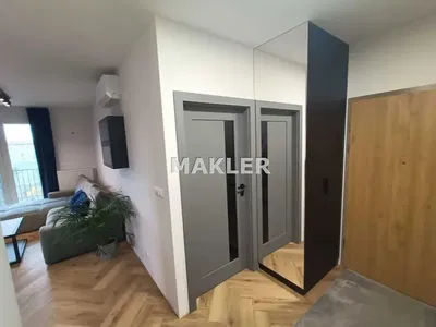 Mutfak; mutfak aletleri, ahşap zemin, doğal ışık, modern stil