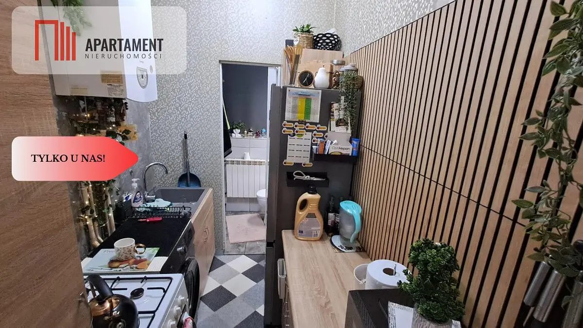 Oturma odası; ahşap zemin, doğal ışık, modern stil