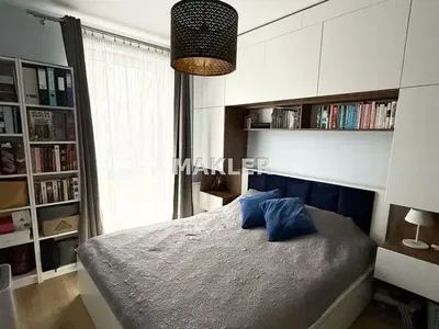 Mutfak; mutfak aletleri, ahşap zemin, doğal ışık, modern stil