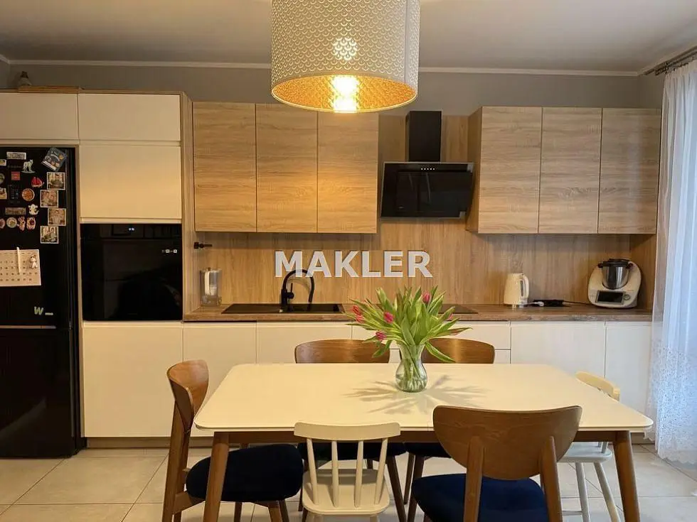 Mutfak; mutfak aletleri, ahşap zemin, doğal ışık, modern stil