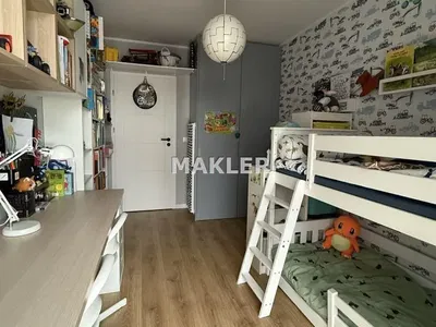 Oturma odası; ahşap zemin, doğal ışık, modern stil