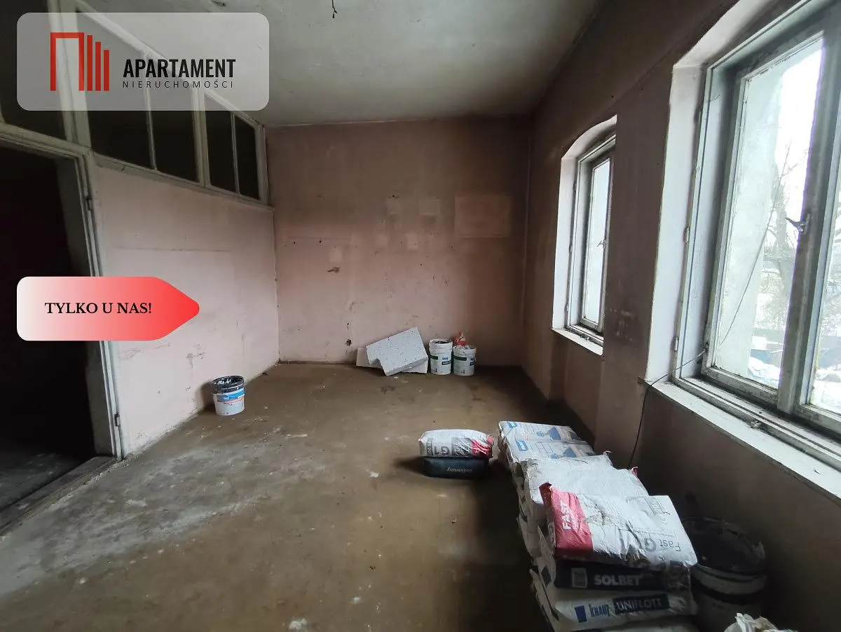 Oturma odası; ahşap zemin, doğal ışık, modern stil