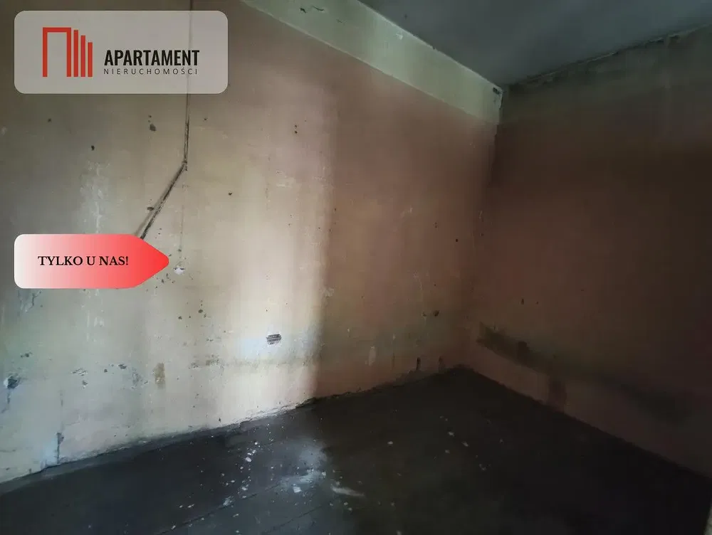 Mutfak; mutfak aletleri, ahşap zemin, doğal ışık, modern stil