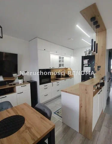 Кухиња; кухињски апарати, дрвени под, природно светло, модерни стил