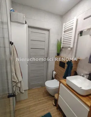 Kuchyně; kuchyňské spotřebiče, dřevěná podlaha, přirozené světlo, moderní styl