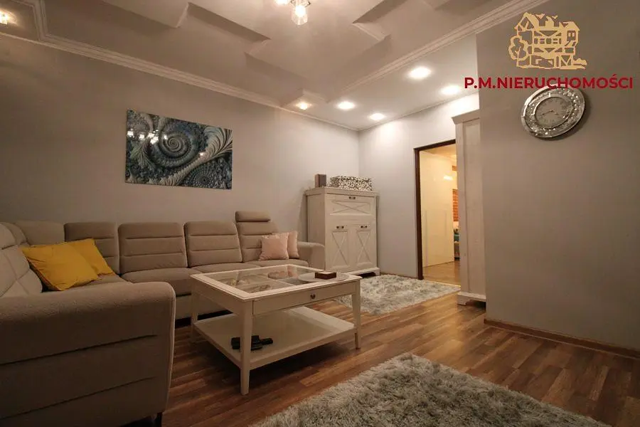 Дневна соба; дрвени под, природно светло, модерни стил