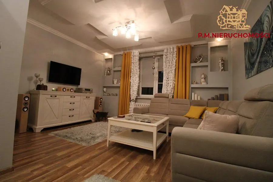 Кухиња; кухињски апарати, дрвени под, природно светло, модерни стил