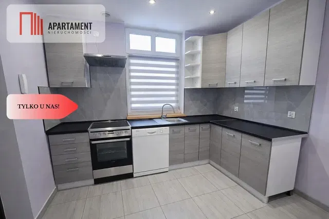 Mutfak; mutfak aletleri, ahşap zemin, doğal ışık, modern stil