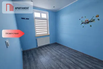 Mutfak; mutfak aletleri, ahşap zemin, doğal ışık, modern stil