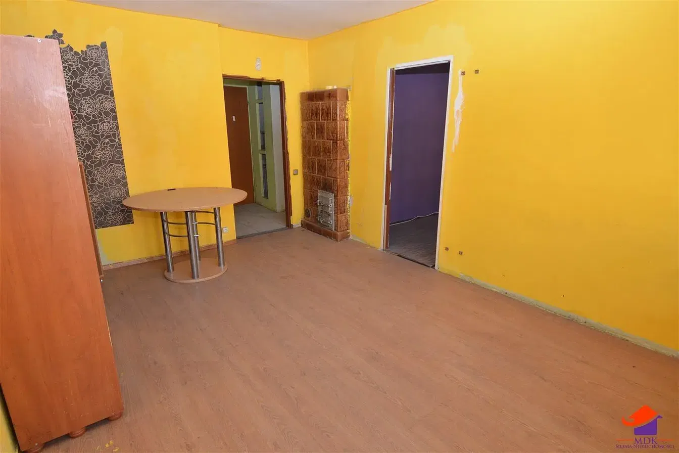 Кухиња; кухињски апарати, дрвени под, природно светло, модерни стил