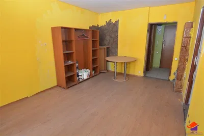 Кухиња; кухињски апарати, дрвени под, природно светло, модерни стил