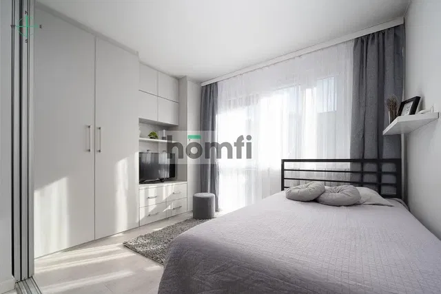 Cozinha; eletrodomésticos, chão de madeira, luz natural, estilo moderno