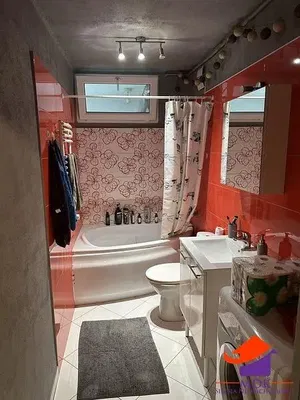 Кухиња; кухињски апарати, дрвени под, природно светло, модерни стил