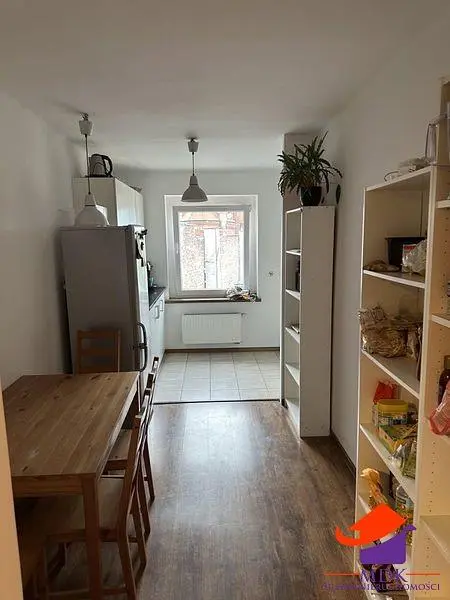 Кухиња; кухињски апарати, дрвени под, природно светло, модерни стил