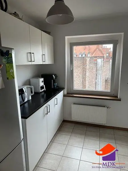 Дневна соба; дрвени под, природно светло, модерни стил